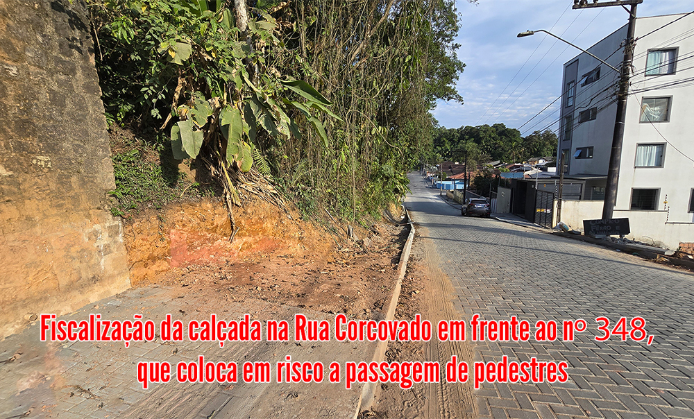 Fiscalização de calçada na Rua Corcovado